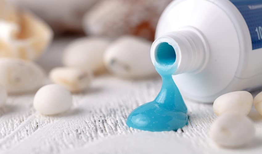 Kem đánh răng ngoài công dụng làm sạch rặng miệng còn có công dụng rất tốt trong việc chăm sóc da