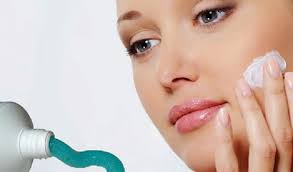 Dùng kem đánh răng cũng là 1 phương pháp hữu hiệu giúp làm giảm mụn sưng viêm