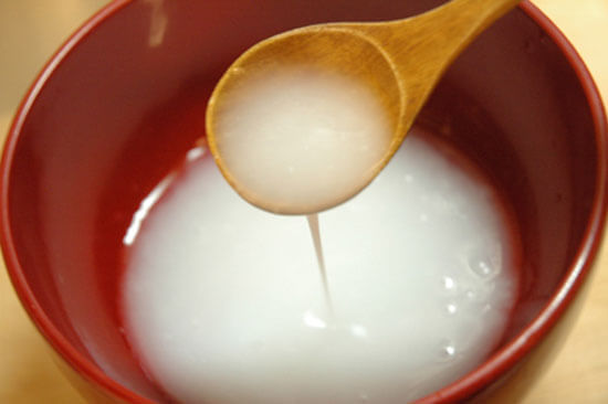 Nước vo gạo có tính tẩy rửa nhẹ, phù hợp với các bạn có làn da mỏng và nhạy cảm