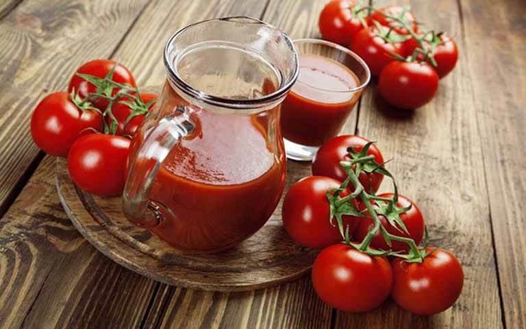 Dùng nước ép từ cà chua để trị mụn 