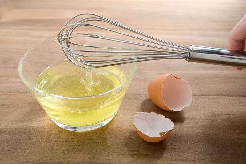 Dùng lòng trắng trứng đơn thuần trị mụn đầu đen là giải pháp rất đơn giản
