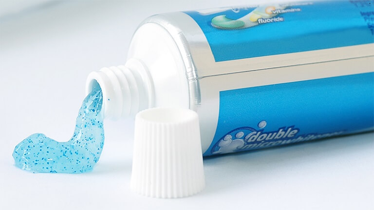 Kem đánh răng có chứa nhiều chất giúp tiêu diệt các vi khuẩn gây nên mụn và làm lành những hư tổn trên da