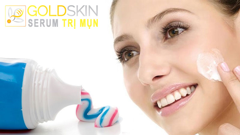 Trong kem đánh răng có chứa các chất tẩy nhẹ nhàng sẽ giúp bạn dễ dàng lấy đi lớp mụn đầu đen