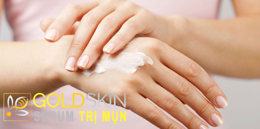 Người dùng có thể sử dụng kem dưỡng ẩm cho vùng da bị khô do Enzoxid 5 Antiacne Gel gây ra