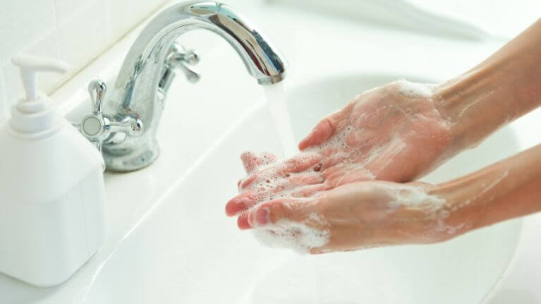 Nếu muốn loại bỏ đi mụn đầu đen, trước hết hãy luôn phải vệ sinh sạch sẽ tay