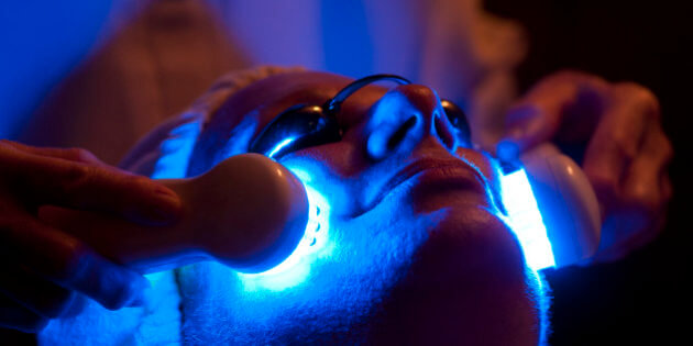 Cách trị mụn đầu đen bằng đèn LED xanh