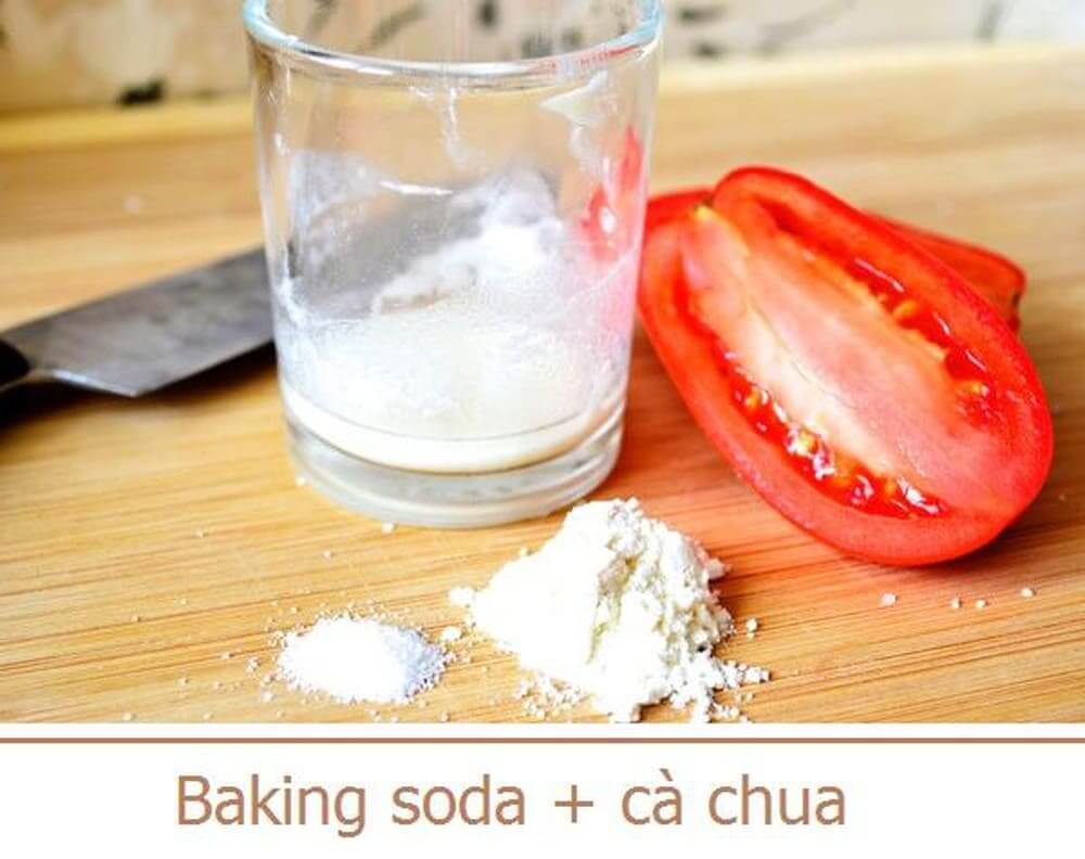 Baking soda có chứa các enzym mà khi kết hợp lại với nước ép cà chua sẽ giúp loại bỏ đi các tế bào chết