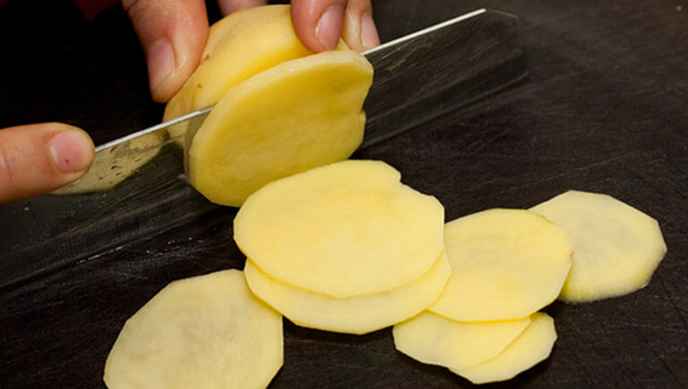 Khoai tây là loại mỹ phẩm mang nhiều dưỡng chất và khá phù hợp với làn da