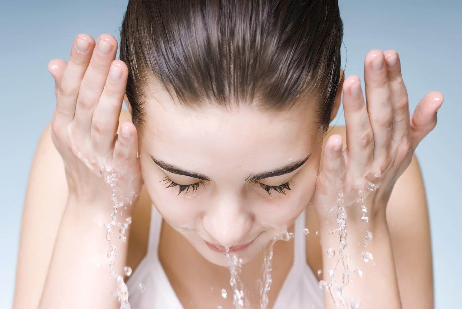 Bạn cần rửa mặt hai lần một ngày với sữa rửa mặt để loại bỏ những tích tụ dầu và bụi bặm trên da