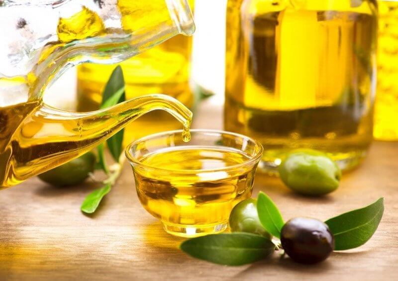 Lượng vitamin E, omega A có trong dầu oliu giúp cải thiện độ căng bóng và đẩy nhân mụn trên mũi rất thần kì