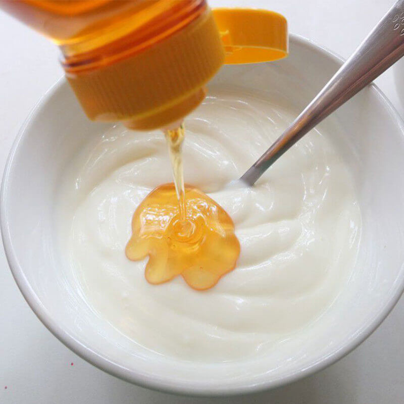 Sữa chua và mật ong là 2 nguyên liệu rất dễ tìm