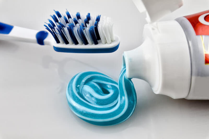 Trong kem đánh răng có chứa thành phần như sodium pyrophosphate có tác dụng loại bỏ đi canxi dư thừa