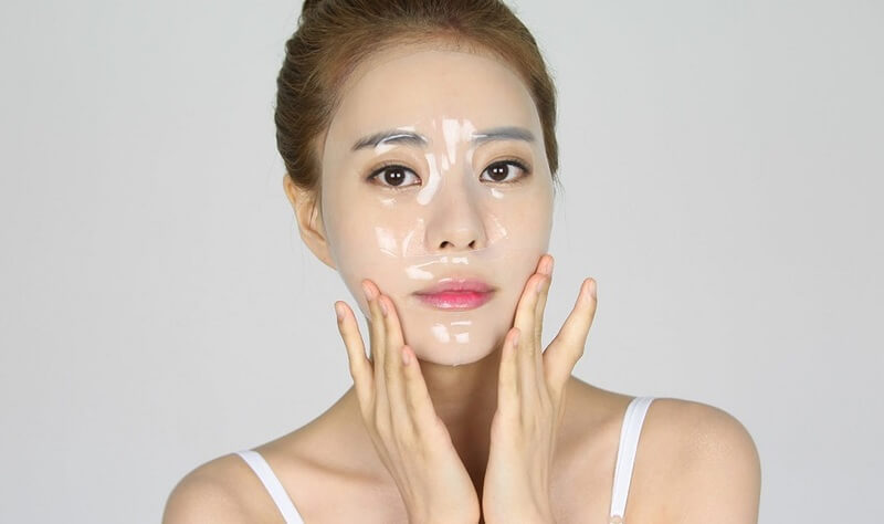 Đắp mặt nạ dưỡng ẩm giúp da cân bằng và giảm dầu nhờn đi sau khi tẩy tế bào chết cho da.
