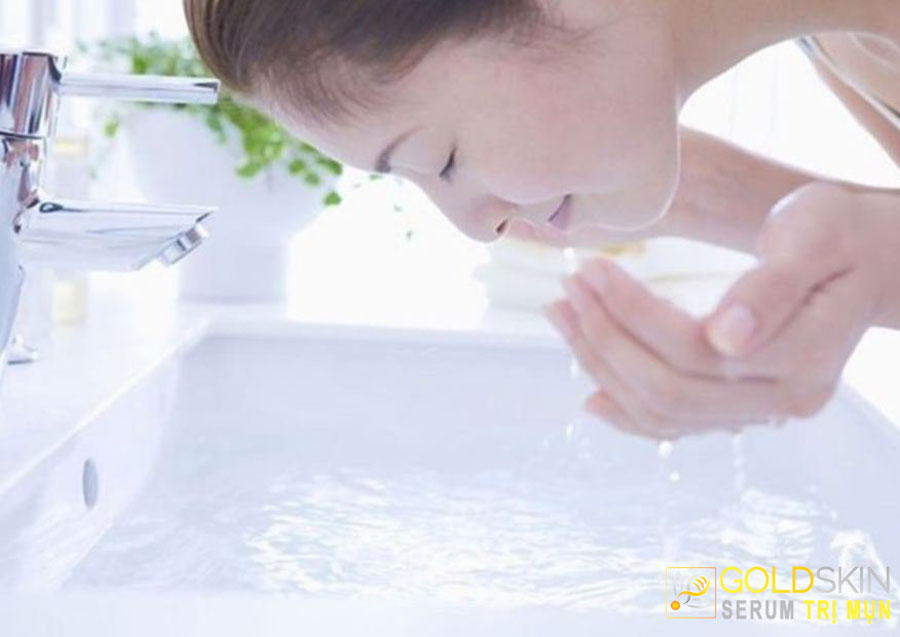Rửa mặt bằng nước ấm sẽ giúp giãn nở lỗ chân lông