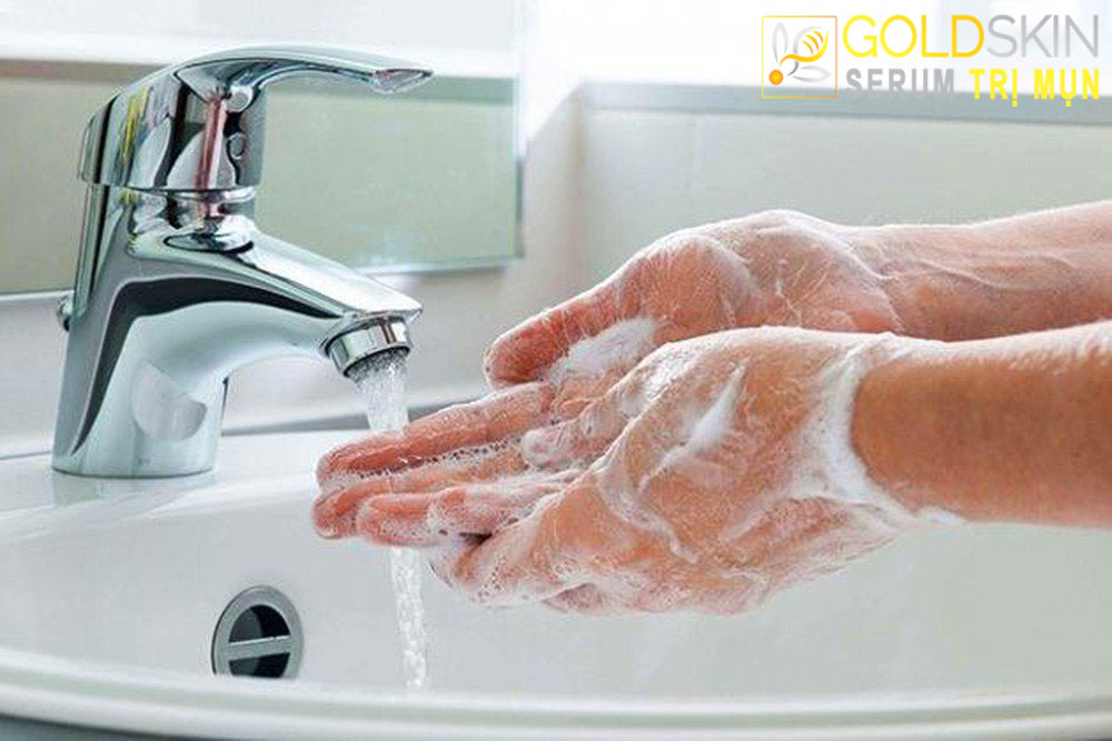 Thường xuyên rửa tay ngăn ngừa mụn trứng cá