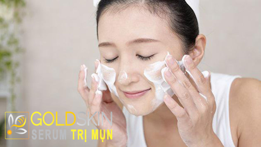 Sử dụng sữa rửa mặt nhẹ dịu giúp cấp ẩm cho da