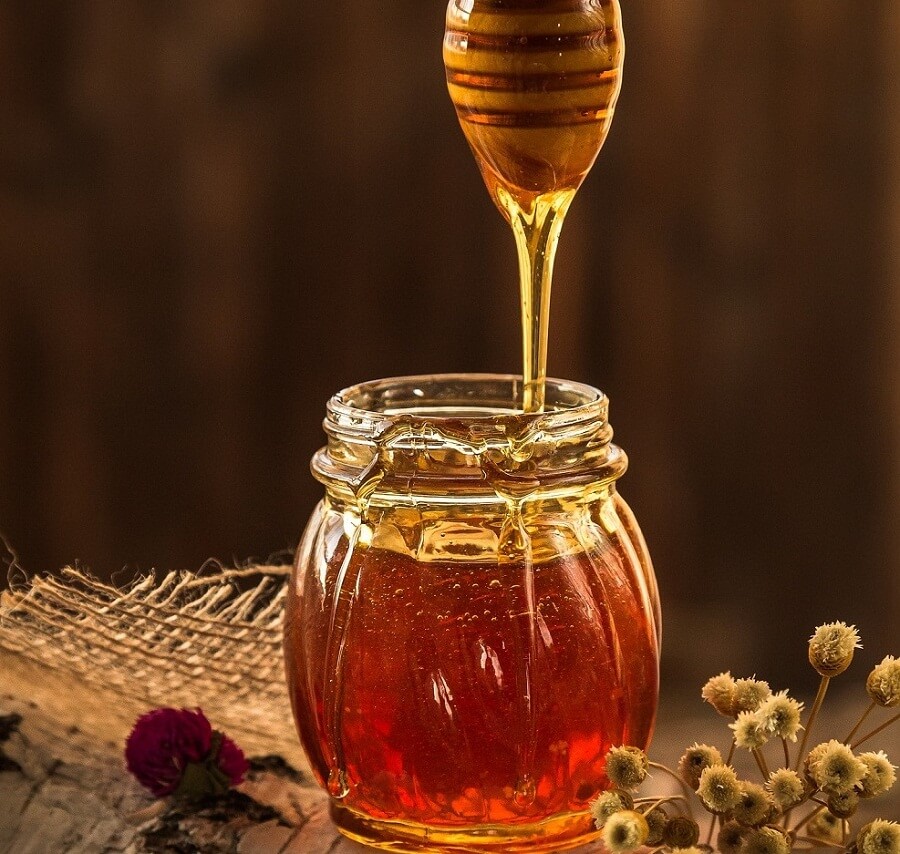 Mật ong có chứa nhiều thành phần vitamin giúp làm đẹp da giúp duy trì và nuôi dưỡng bề mặt da mịn màng, trắng sáng,...