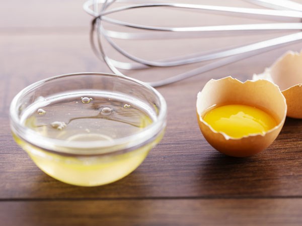 Lòng trắng trứng gà ngoài là thực phẩm nó còn hiệu quả trong việc trị mụn ẩn