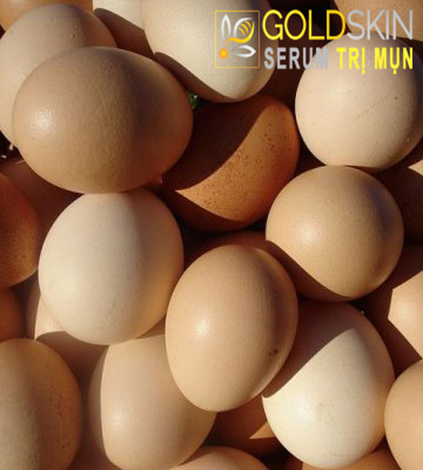 Trứng gà giúp loại bỏ mụn đầu đen và làm cho da trắng mịn tự nhiên.