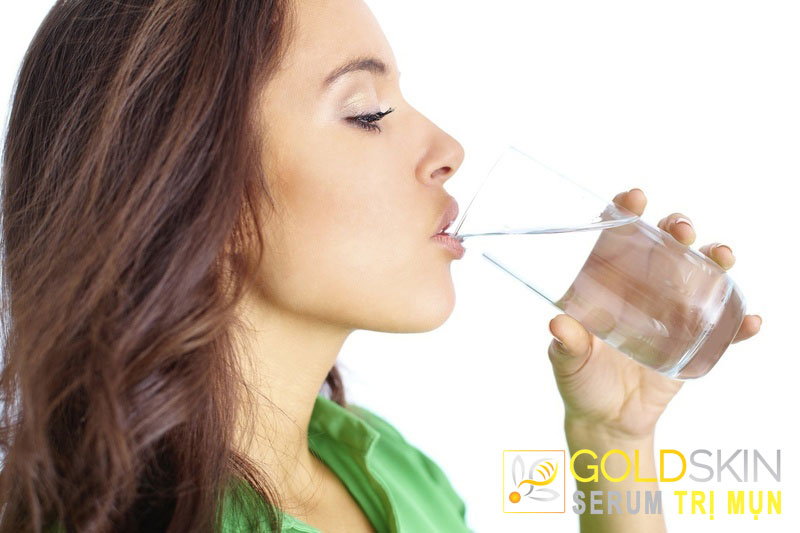 Uống không đủ nước khiến da dễ bị mụn hơn