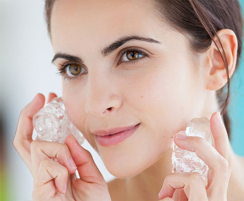 đá lạnh cũng là một giải pháp giúp kiểm soát da nhờn