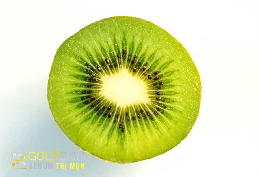 Kiwi có có tác dụng ngăn chặn được những tình trạng lão hoá như tàn nhang, nám, sạm màu giúp bạn sở hữu một làn da mịn màng trắng sáng.