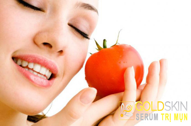 Cà chua có chứa nhiều axit và vitamin giúp loại bỏ mụn hiệu quả