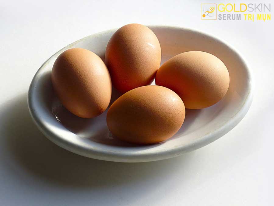 Lòng trắng trứng gà sẽ giúp làm sạch nhân mụn và làm sạch sâu lỗ chân lông.