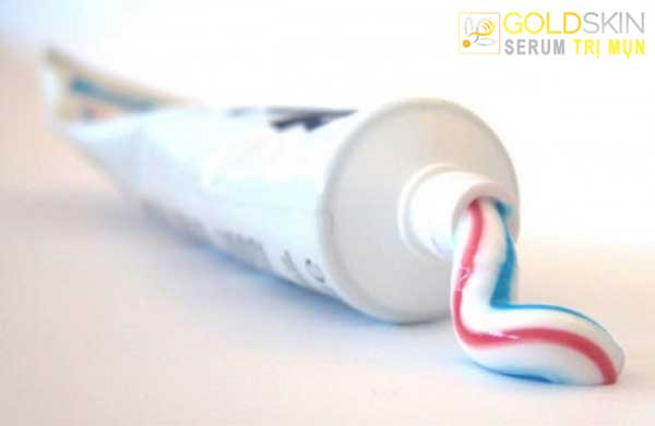 Kem đánh răng có thể đánh bật mụn đầu đen ngay lần đầu áp dụng