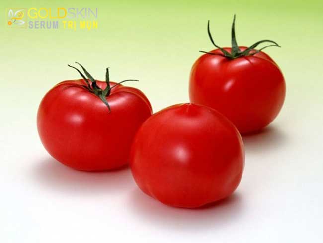 Thoa dung dịch cà chua 2 – 3 lần/ tuần, bạn không chỉ loại bỏ được những nốt mụn đầu đen cứng đầu mà còn sở hữu làn da tươi sáng rạng ngời