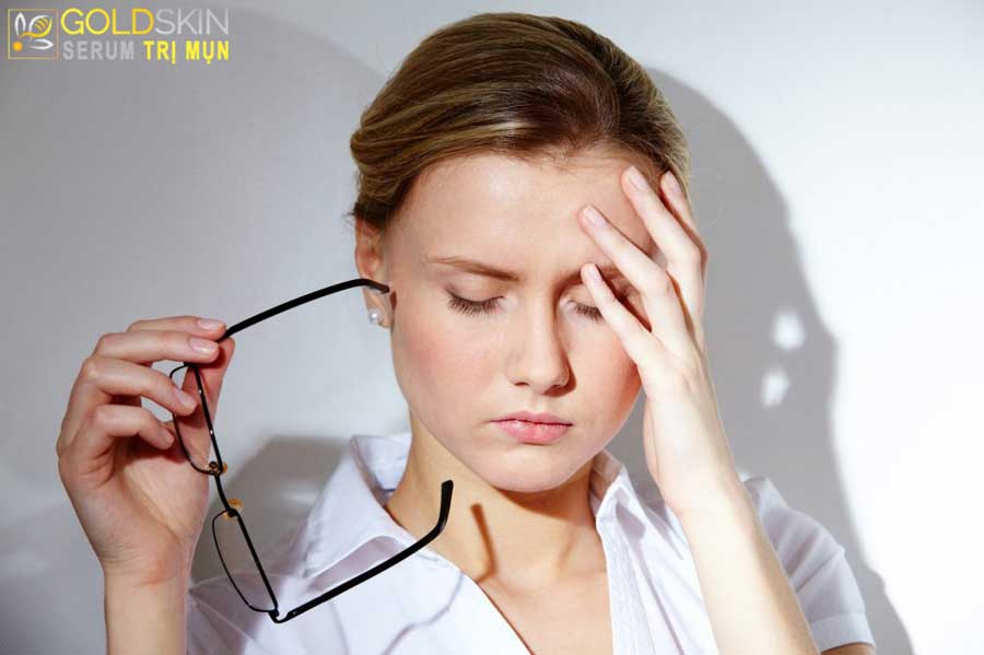 Để mắt nghỉ ngơi hợp lý cũng là cách giúp hạn chế áp lực lên da.