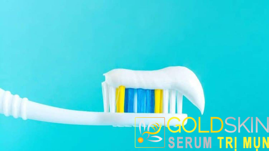 Kem đánh răng có chức năng kháng khuẩn nên có thể làm khô các đốm mụn rất nhanh.